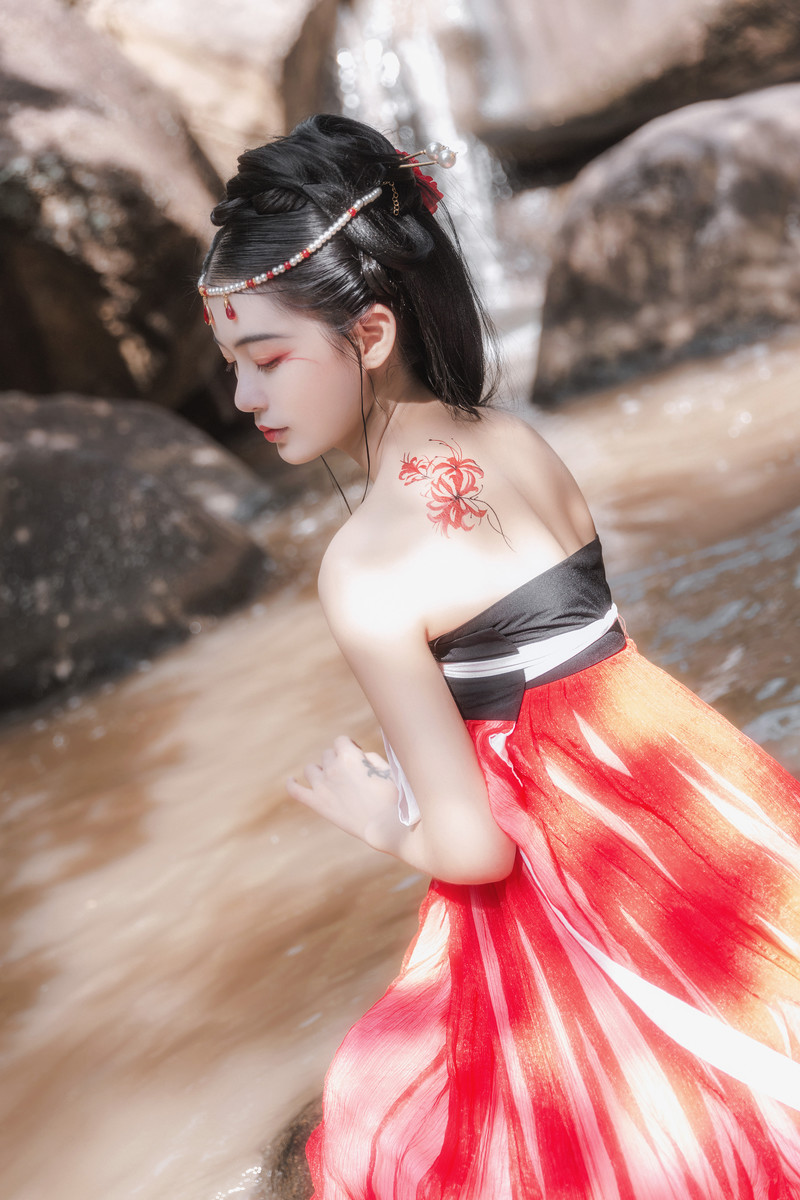 艳红的山水古装美女露肩白皙惹火天然造型写真图片