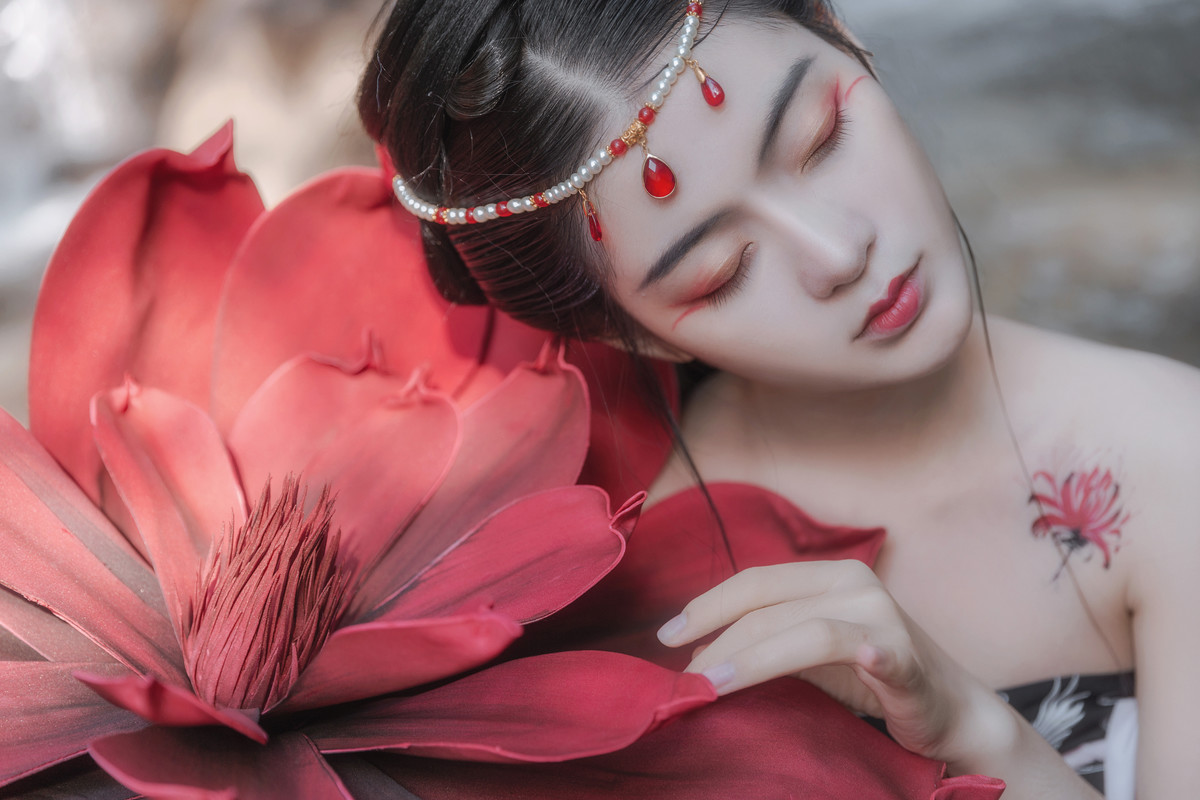 艳红的山水古装美女露肩白皙惹火天然造型写真图片