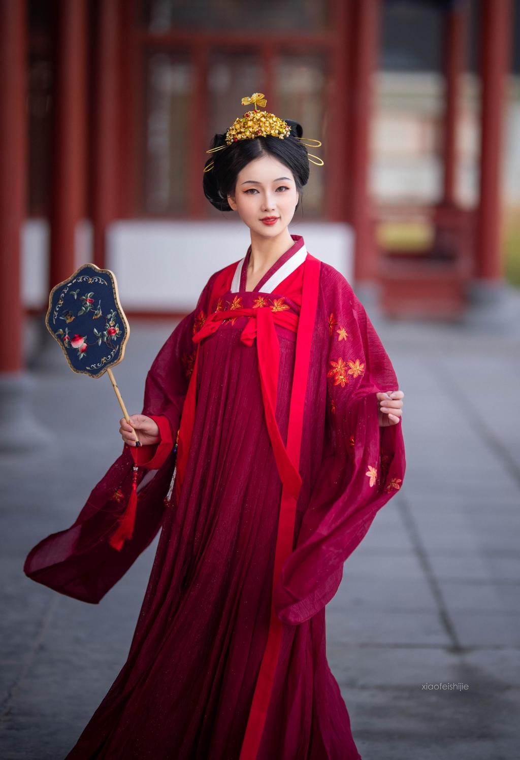 汉服美女红妆素裹明媚娇俏图片