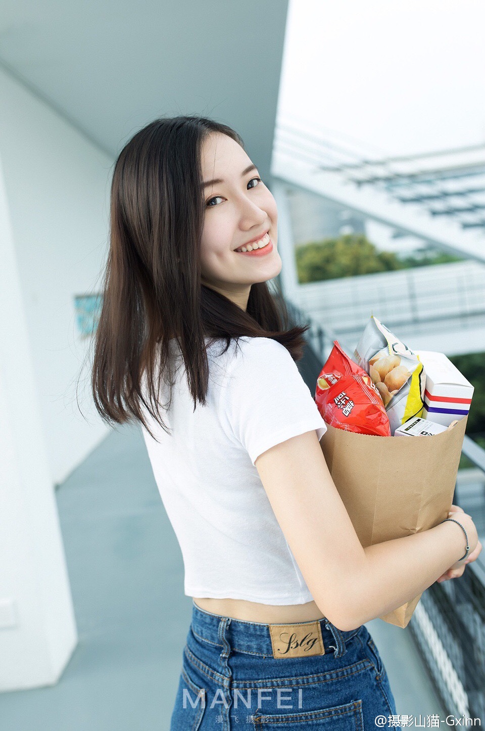 酷似马蓉的牛仔短裤美腿美女秀大白腿