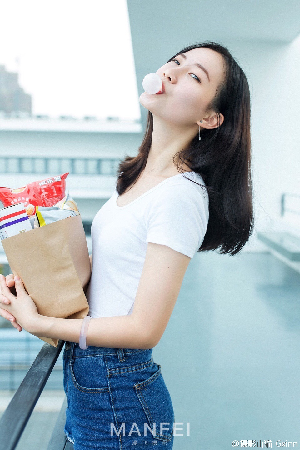 酷似马蓉的牛仔短裤美腿美女秀大白腿