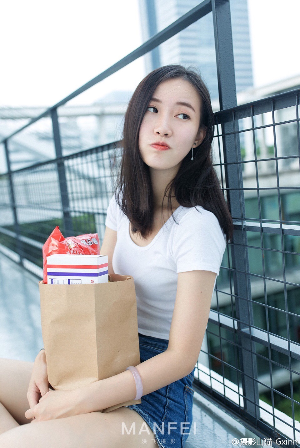 酷似马蓉的牛仔短裤美腿美女秀大白腿