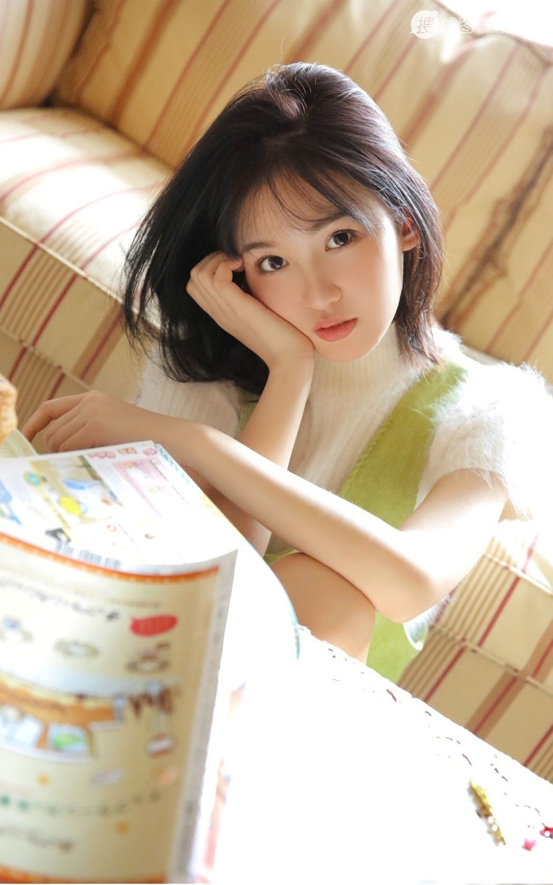 齐肩短发美女嘟嘴卖萌私房写真