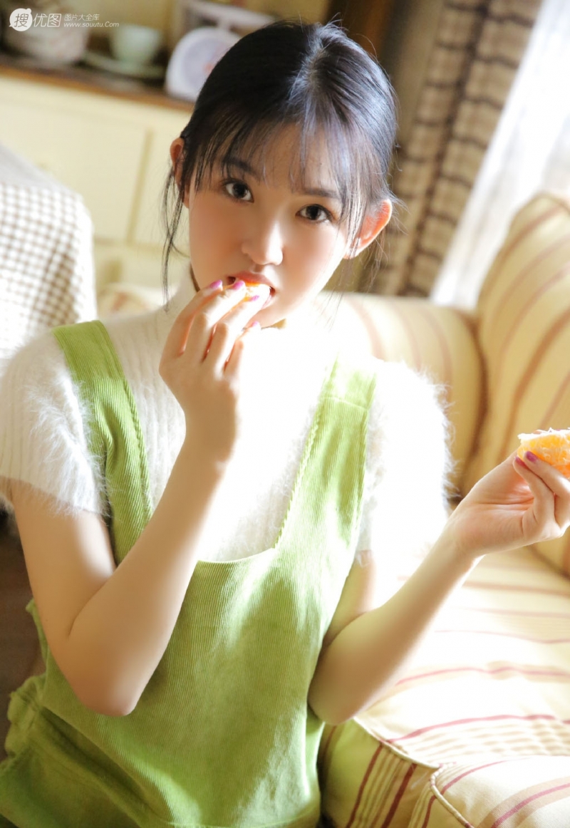 齐肩短发美女嘟嘴卖萌私房写真