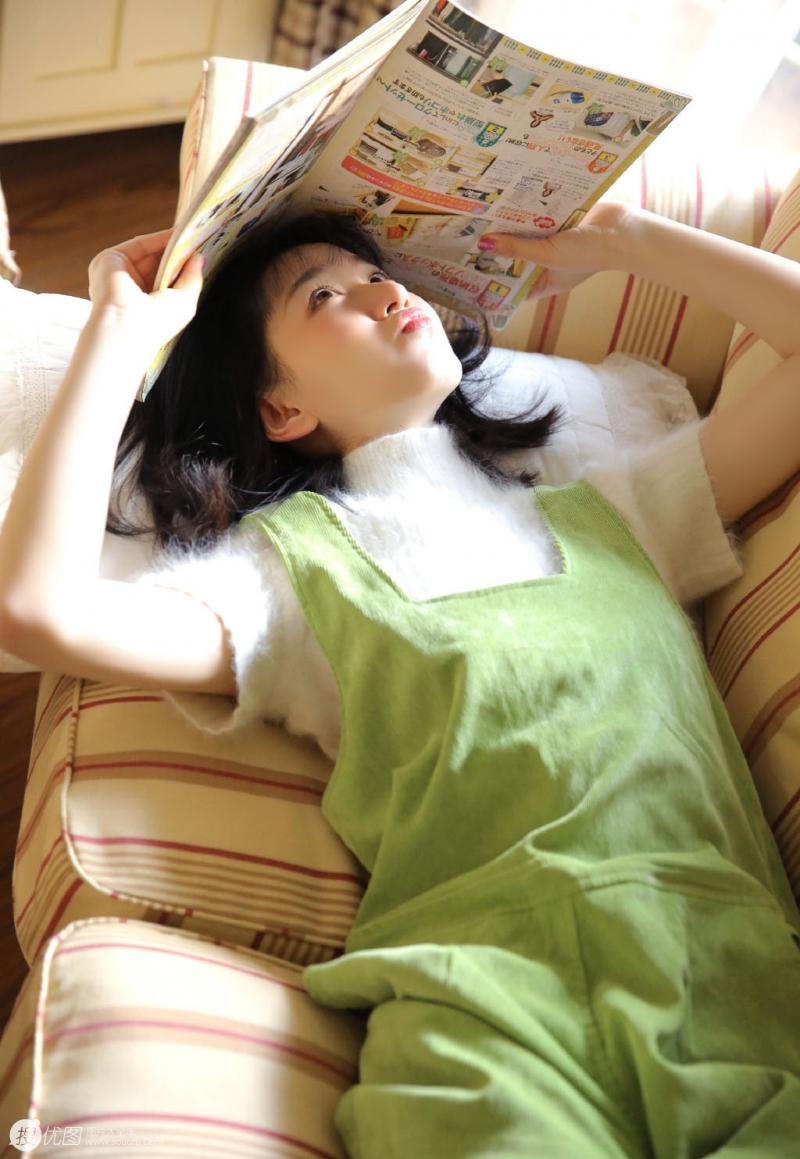 齐肩短发美女嘟嘴卖萌私房写真