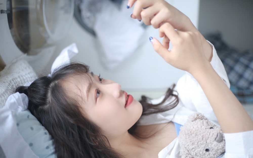 可爱萝莉床上内衣秀粉嫩美腿白丝诱惑迷人写真