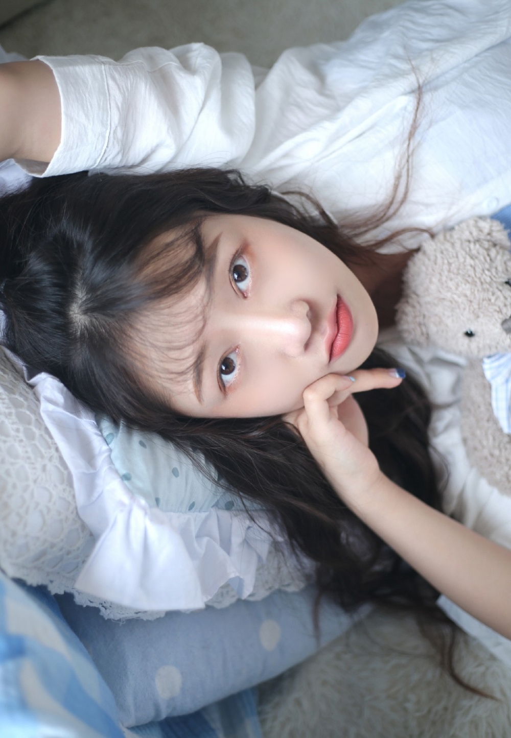 可爱萝莉床上内衣秀粉嫩美腿白丝诱惑迷人写真