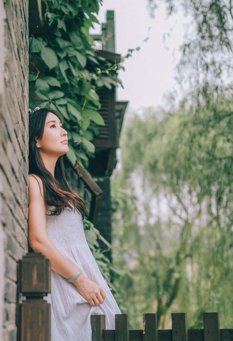 诱人乳沟美女内裤黑丝袜秀