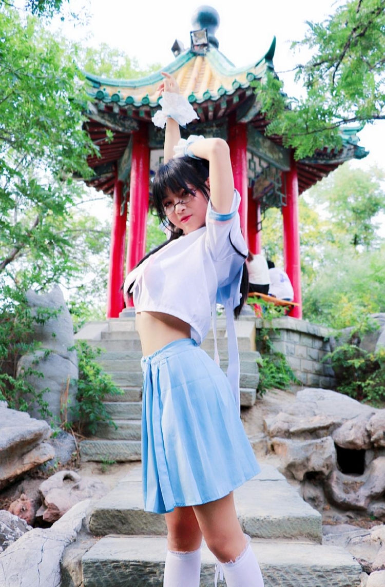 双马尾制服美女白丝美腿街拍软妹穿搭写真