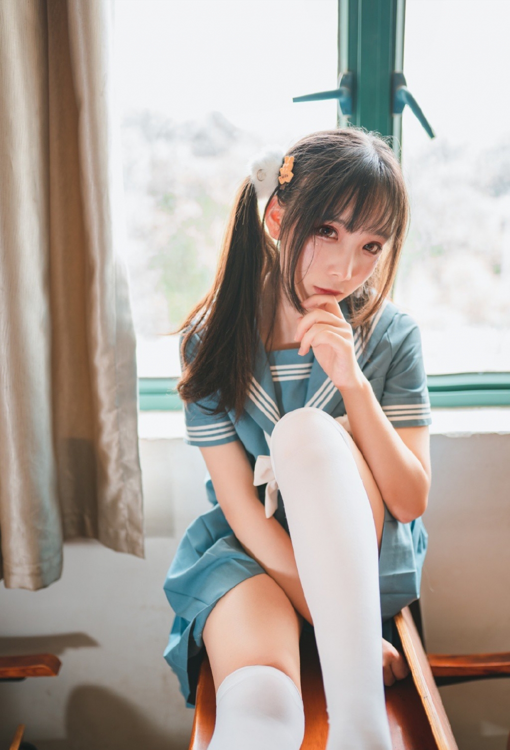 校园美女同学制服诱惑白丝美腿养眼性感写真