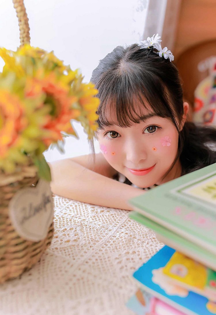 美女模特低胸火辣丰满身材性感写真