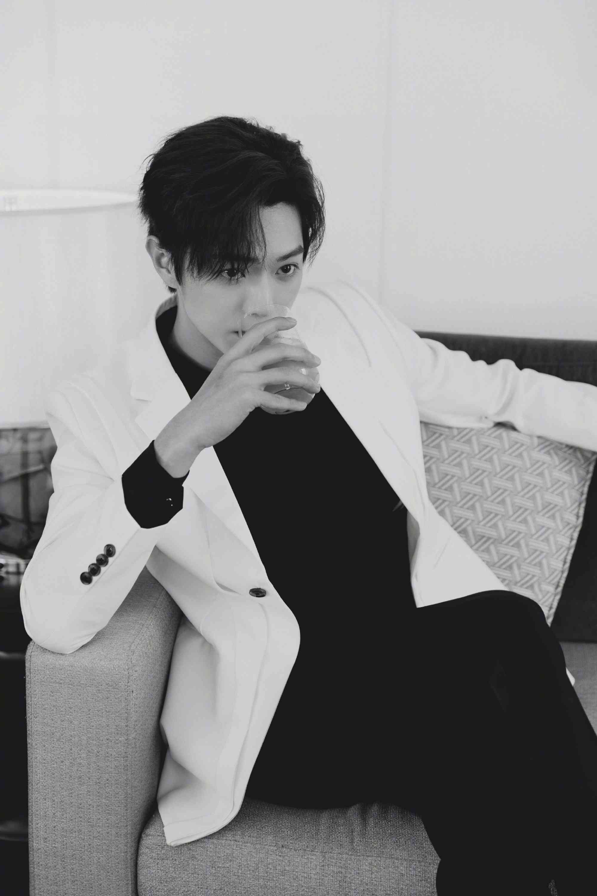 许凯西装造型尽显成熟稳重写真