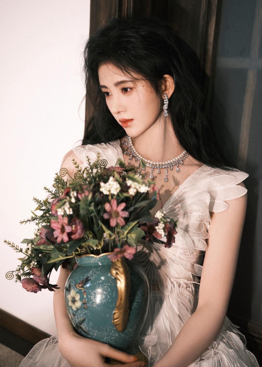 鞠婧t换妆容了白色深v纱裙好仙图片