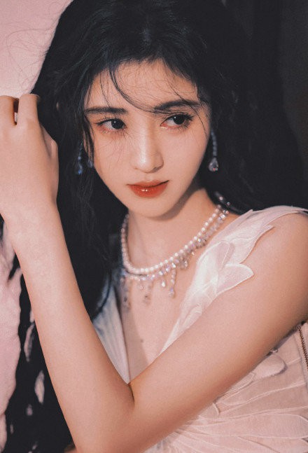鞠婧t换妆容了白色深v纱裙好仙图片
