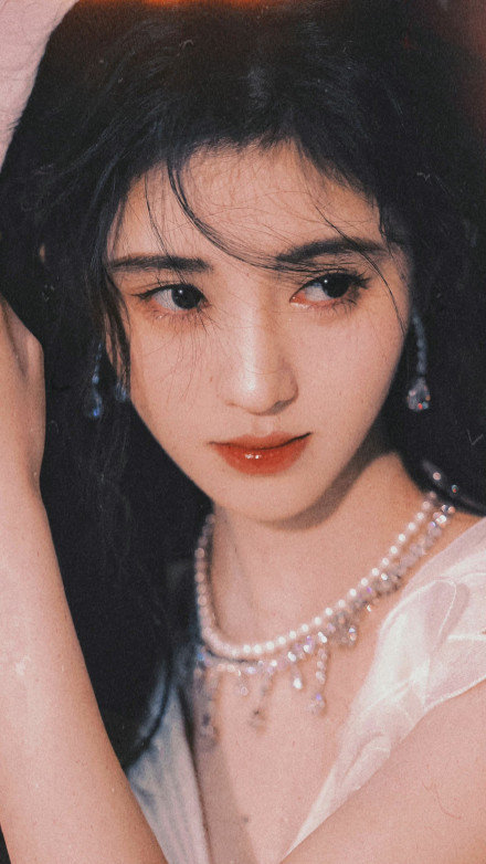 鞠婧t换妆容了白色深v纱裙好仙图片