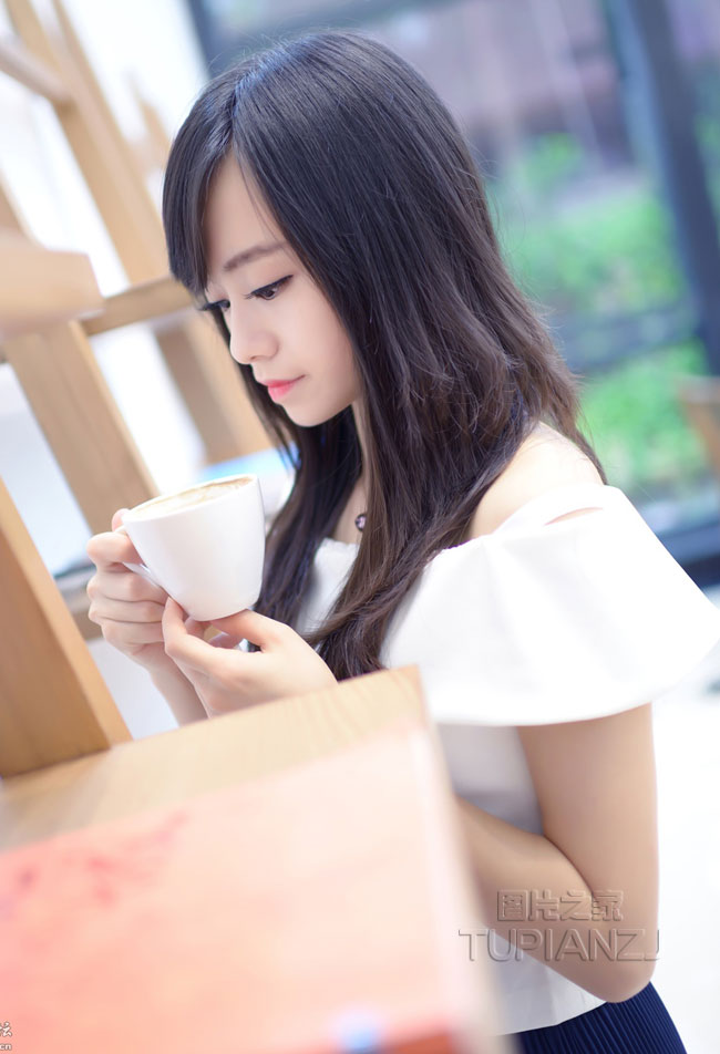 女孩惬意午后 清纯嘟嘴照