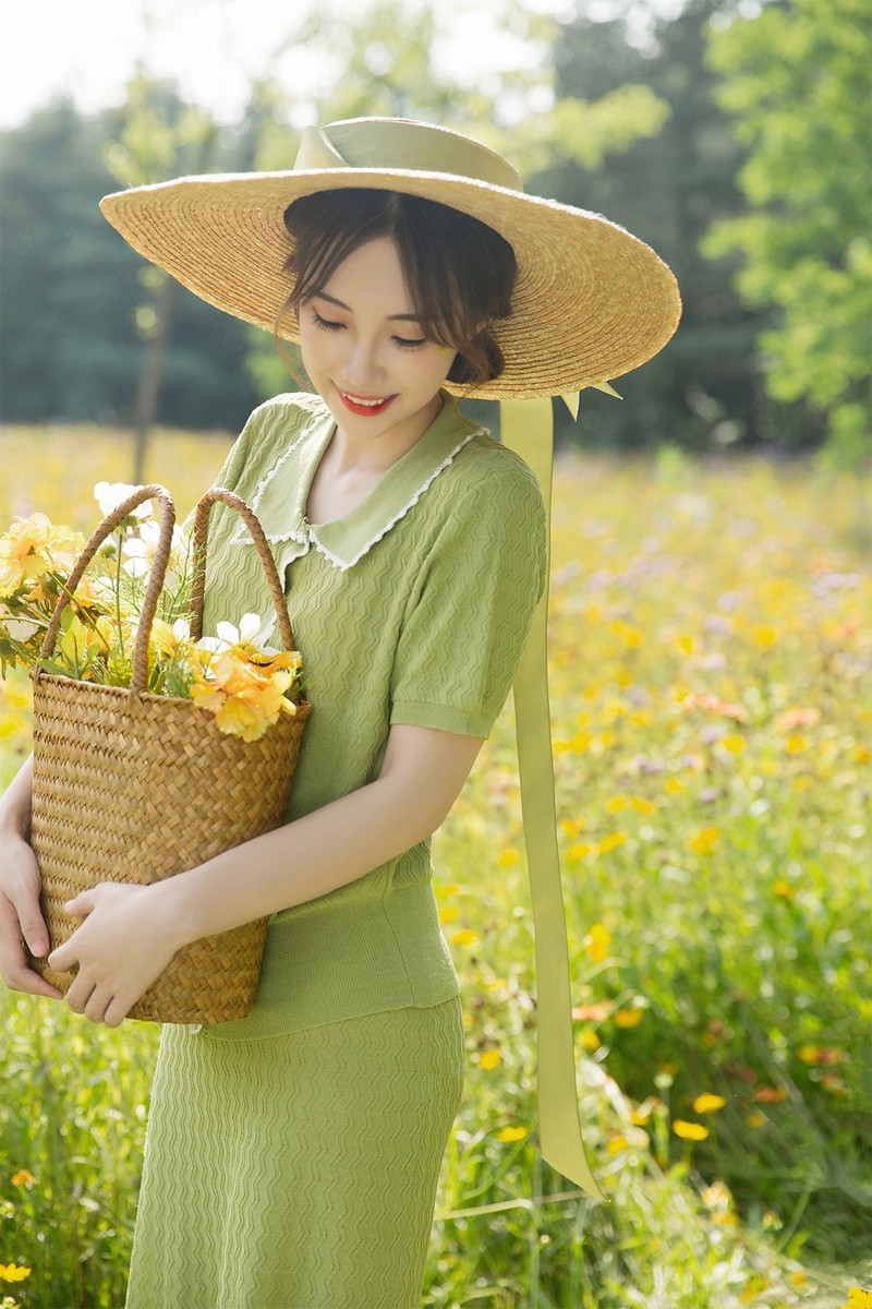 草帽美眉韩版连衣裙红唇雪肤唯美花海美女极度销魂图