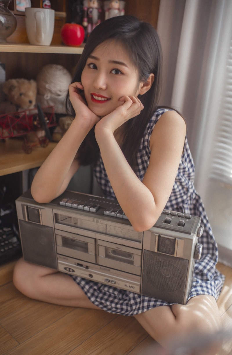 可爱美女雪纺连衣裙红唇雪肤清纯气质销魂美女图库
