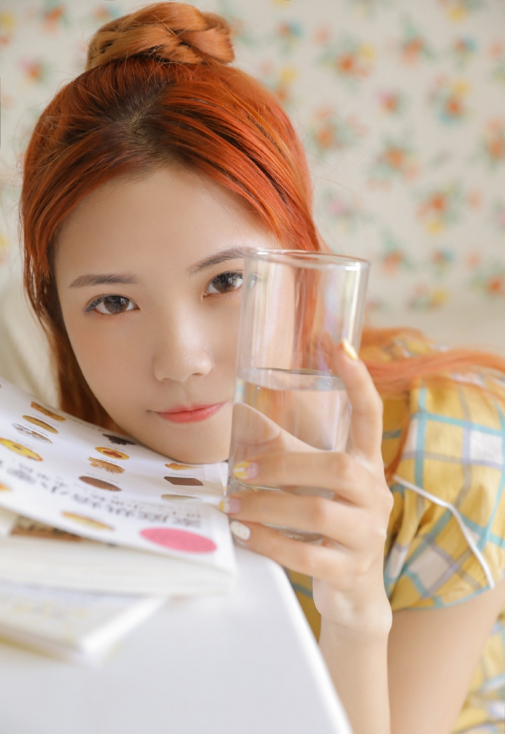 非主流美女碎花连衣裙漂亮脸蛋苗条身材成熟自拍照