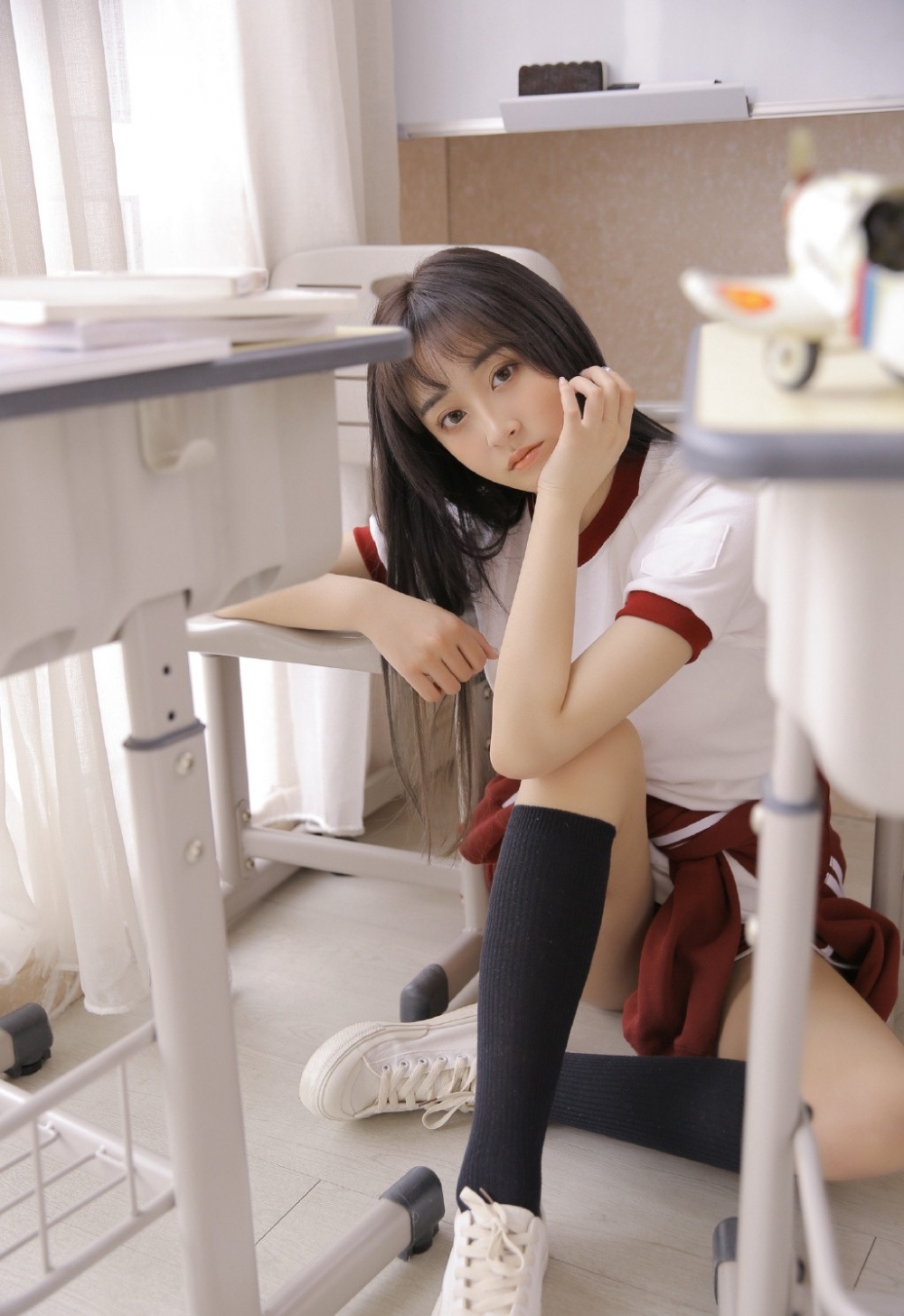美女学生妹休闲运动装黑丝袜大长腿披肩长发超高清美女图片