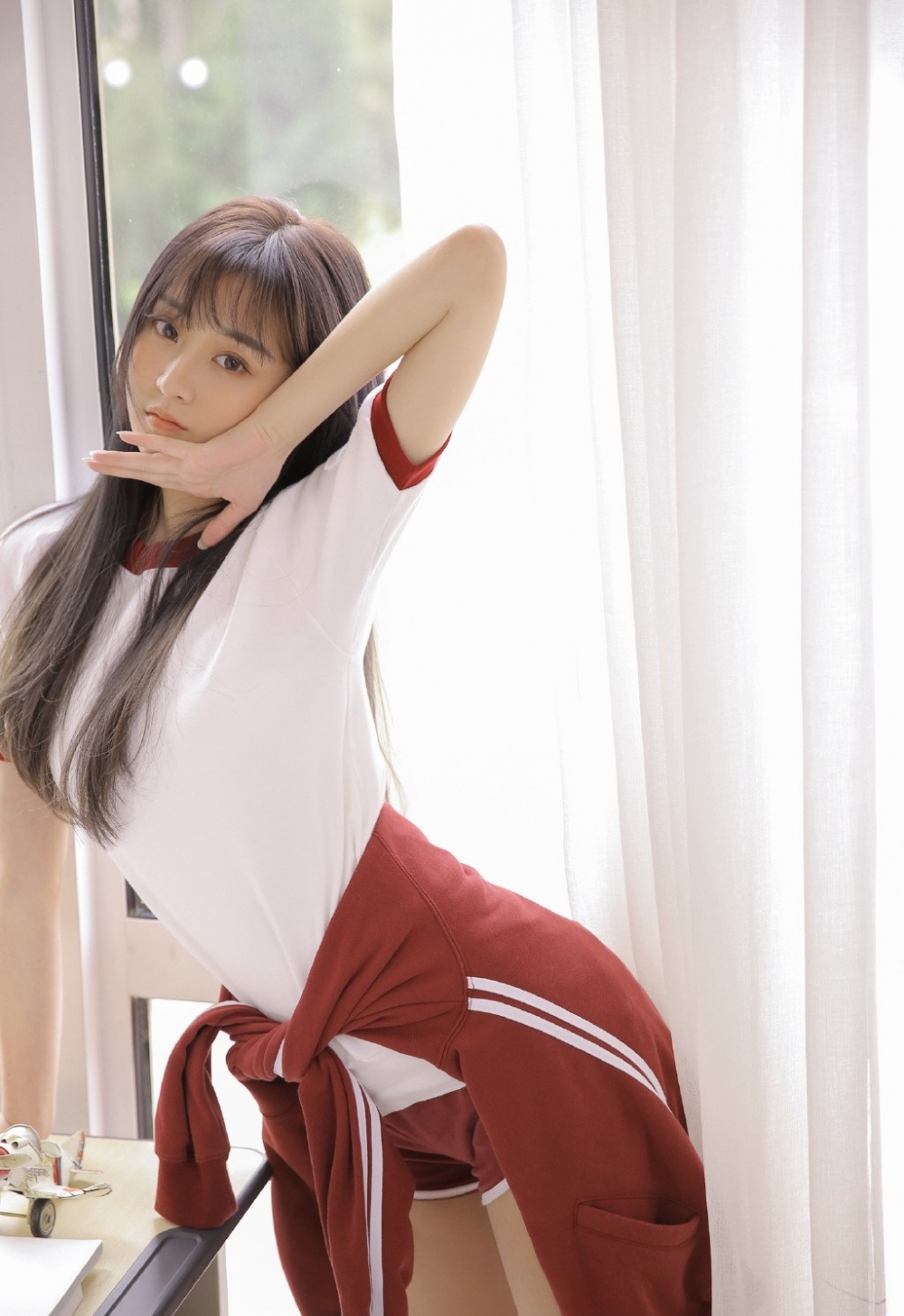 美女学生妹休闲运动装黑丝袜大长腿披肩长发超高清美女图片