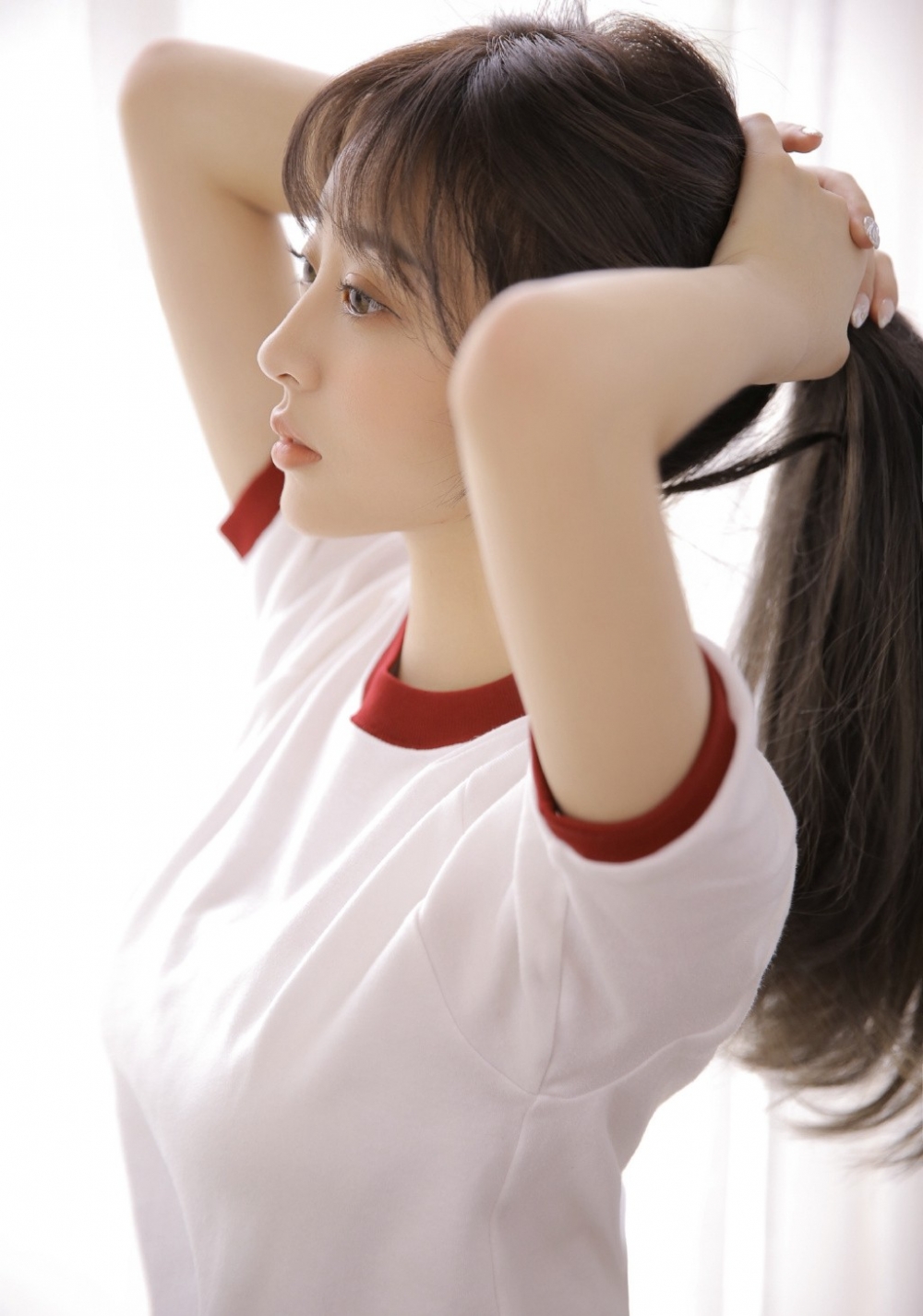美女学生妹休闲运动装黑丝袜大长腿披肩长发超高清美女图片