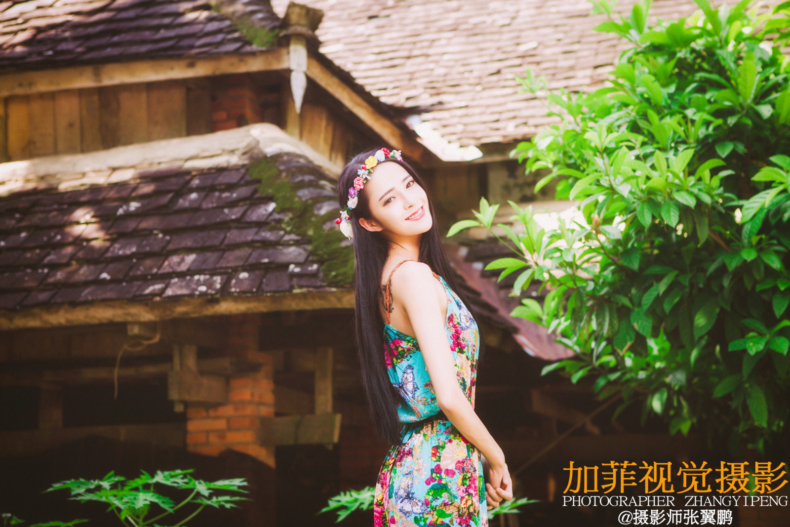 戴花环穿吊带裙的清纯美女图片  笑容甜美迷人