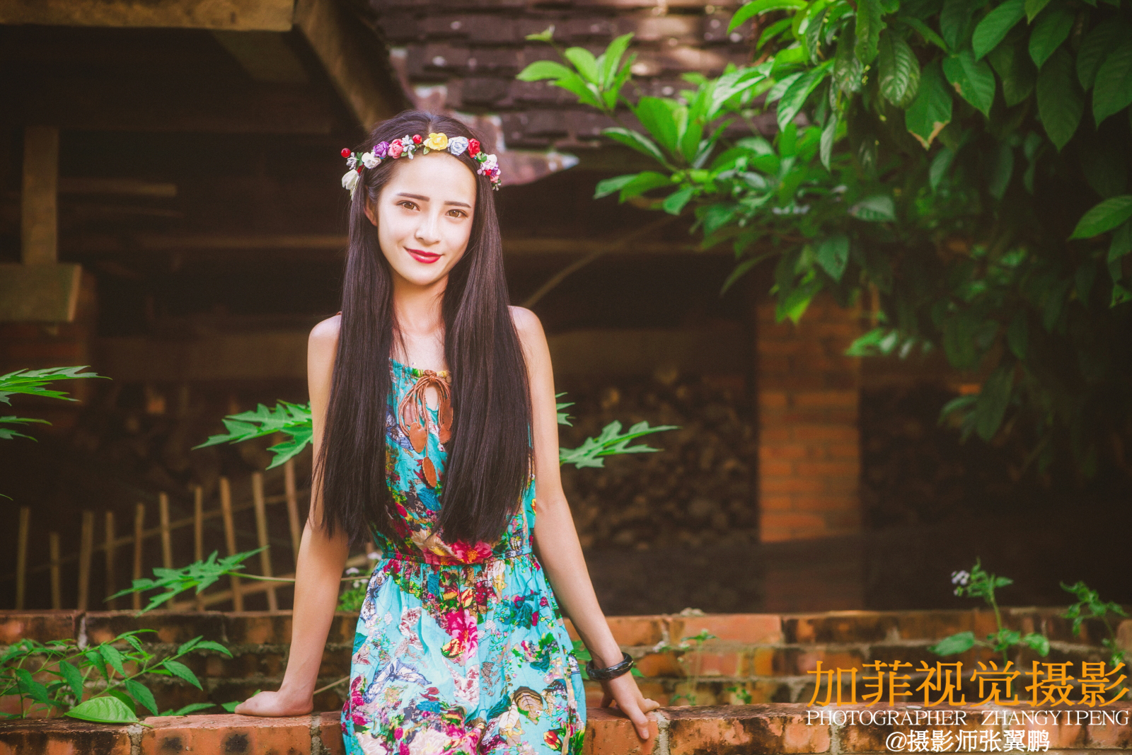 戴花环穿吊带裙的清纯美女图片  笑容甜美迷人