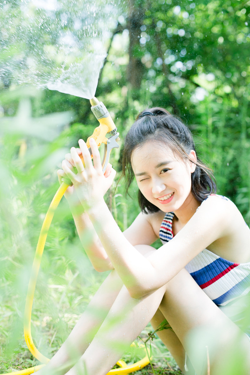生活中的白皙皮肤美女