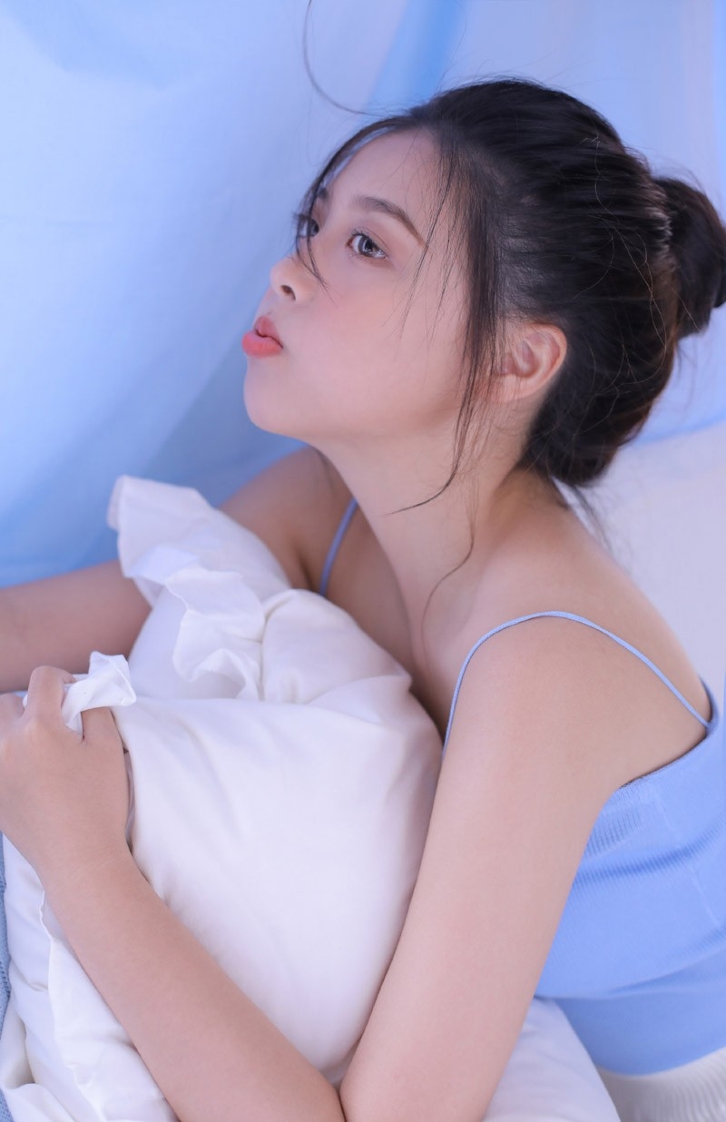 皮肤光滑水嫩蜜桃美女艳红脸蛋天然清纯养眼写真图片