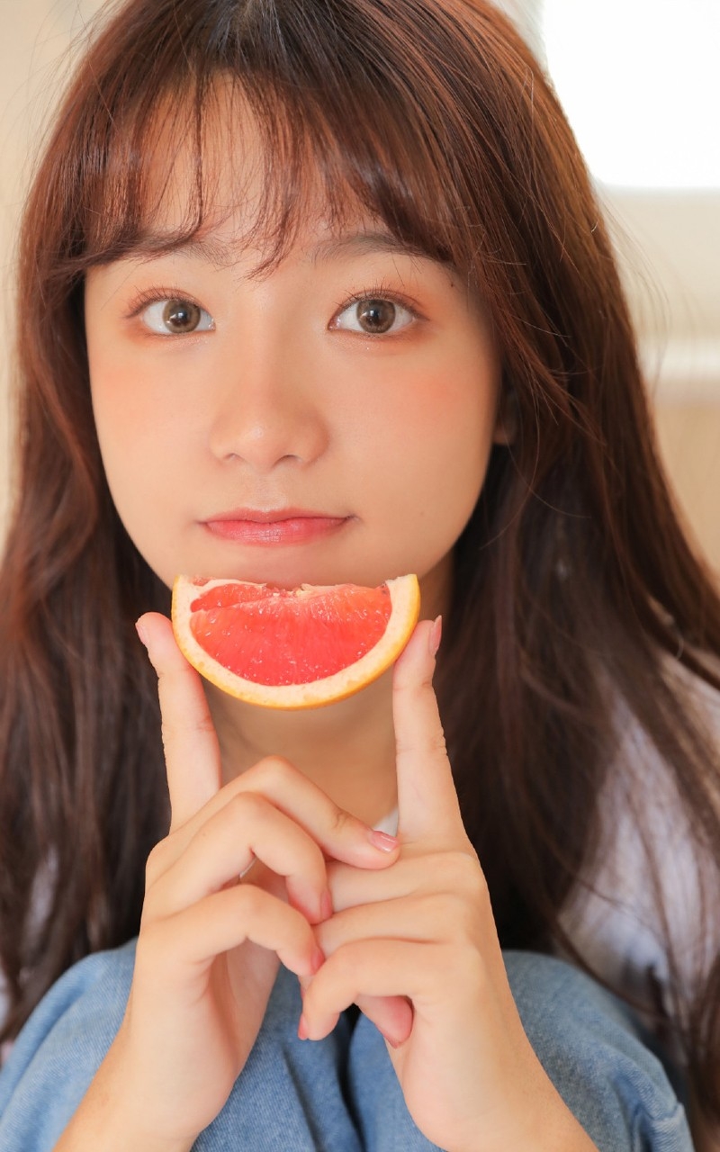 大眼美女娇小可爱图片