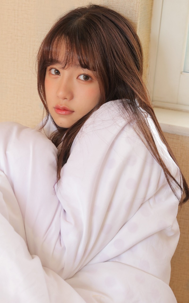 大眼美女娇小可爱图片