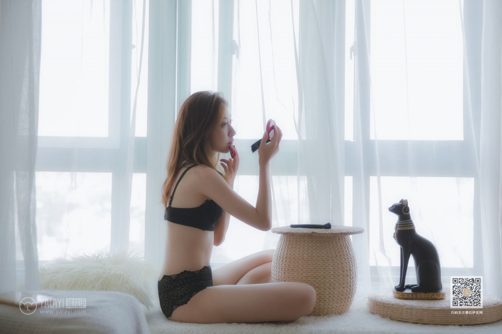 90后亚洲嫩模美若天仙沙发上香艳撩人写真