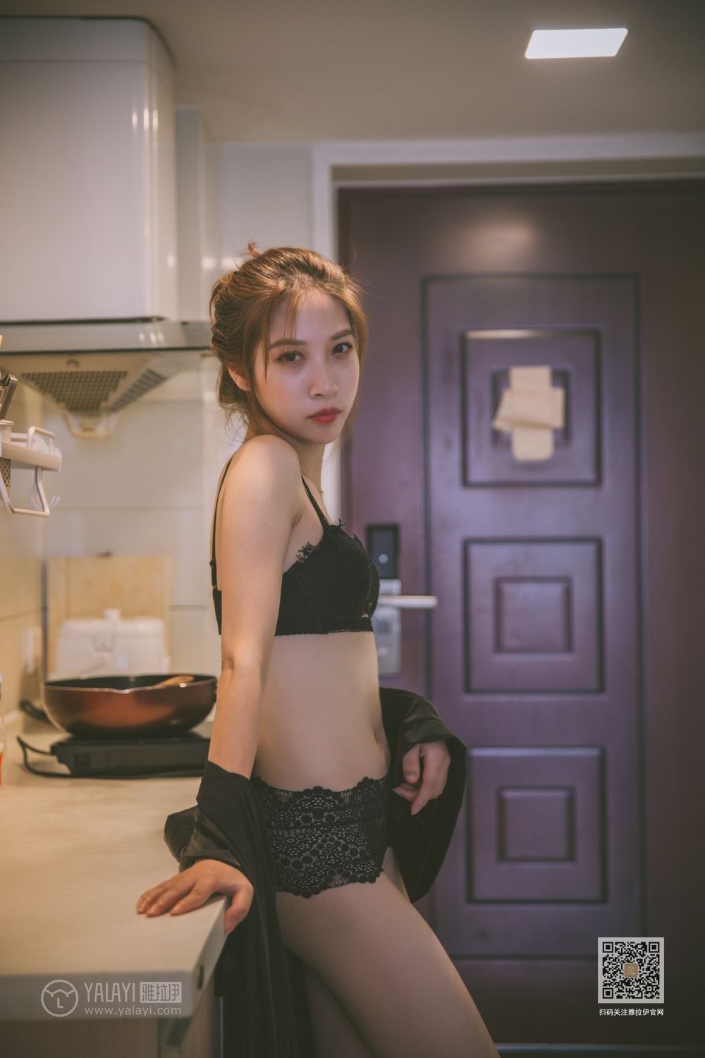 90后亚洲嫩模美若天仙沙发上香艳撩人写真