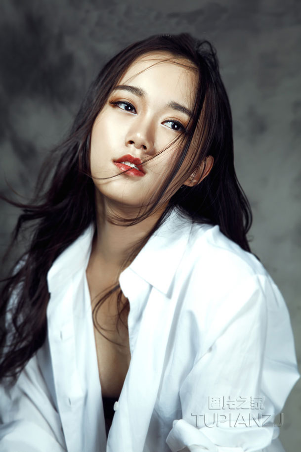 大胆性感女孩图片 妩媚姿势展女人味