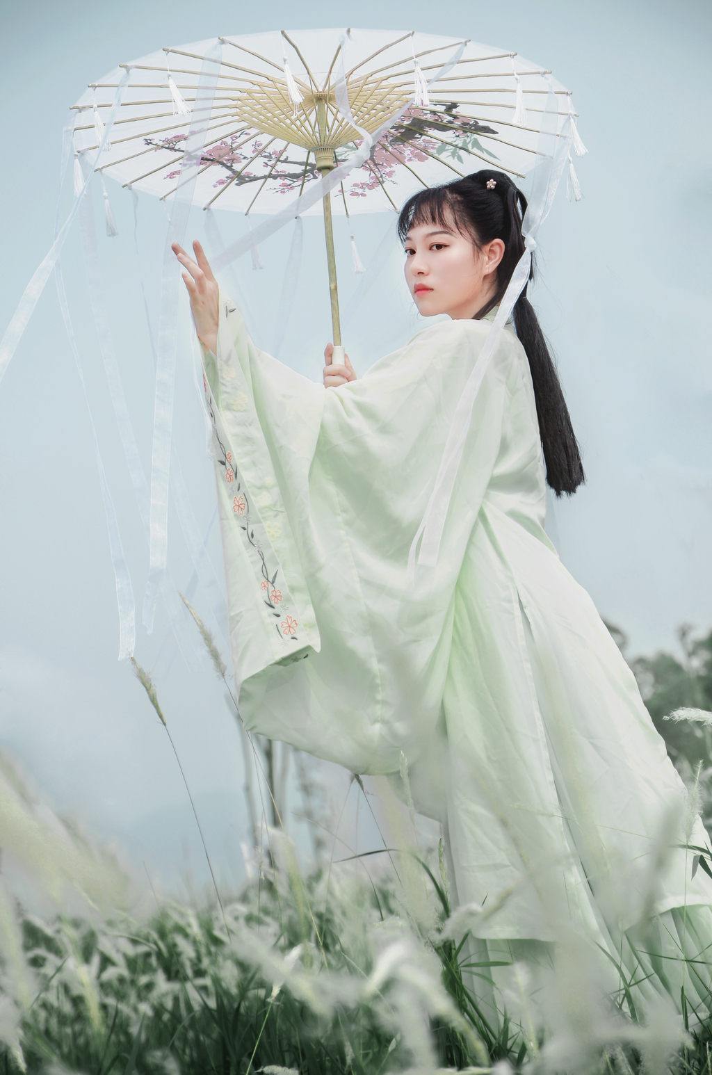 古装惊艳美女一袭青衣精致侧颜乌黑发丝唯美写真