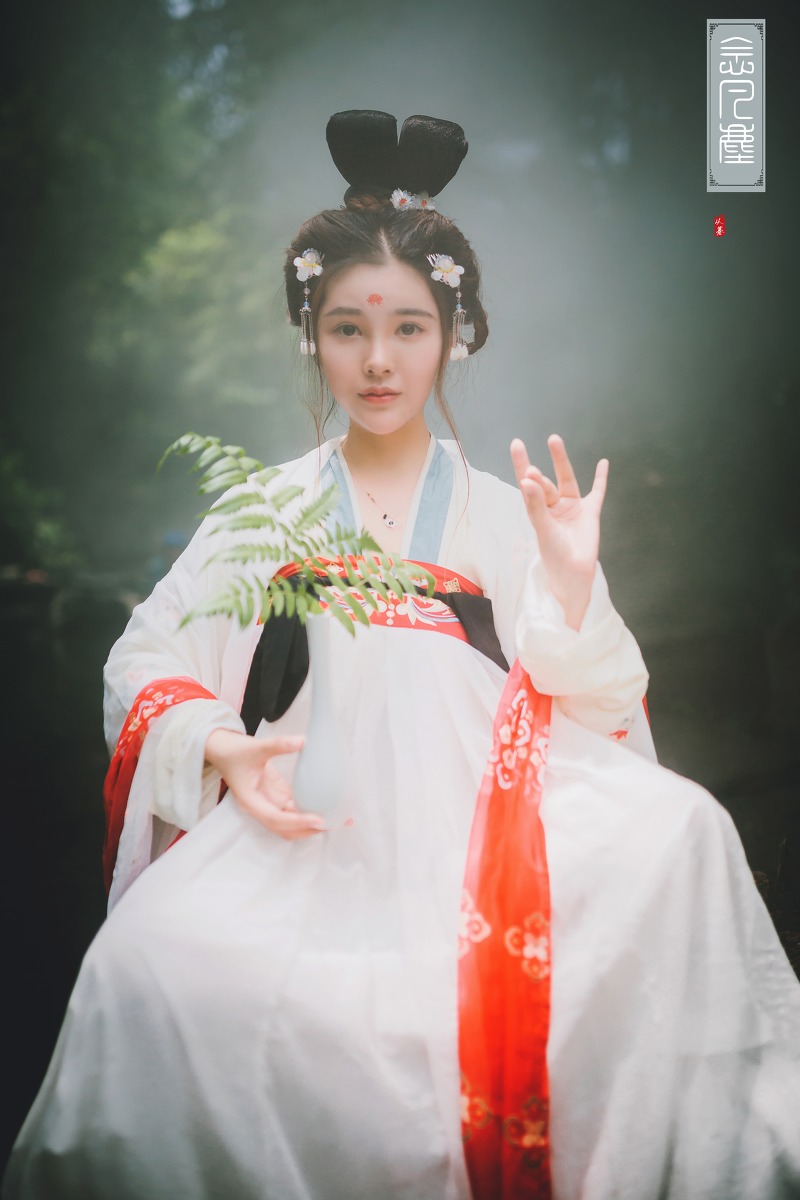 眉心一点红的盘发古装长裙美女