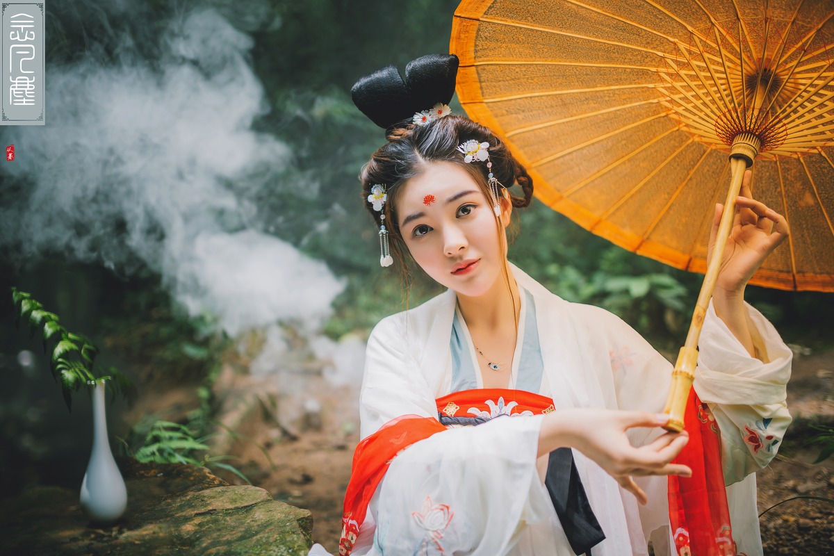 眉心一点红的盘发古装长裙美女