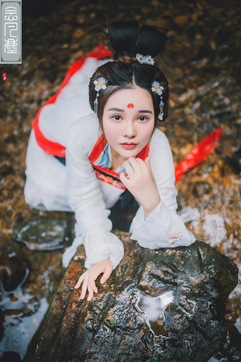 眉心一点红的盘发古装长裙美女