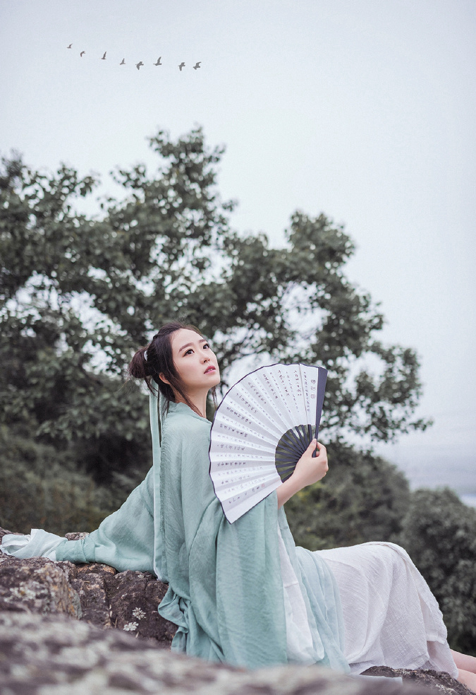 青蛇的诱惑 妖娆身姿性感撩人