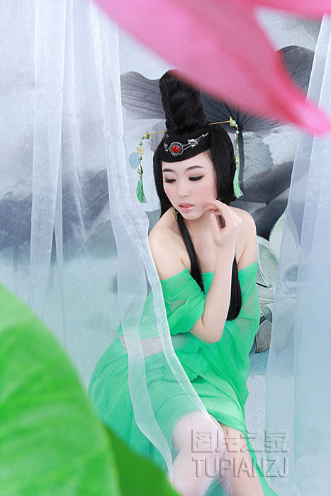 古典绿衣性感少女图片 妩媚引遐想