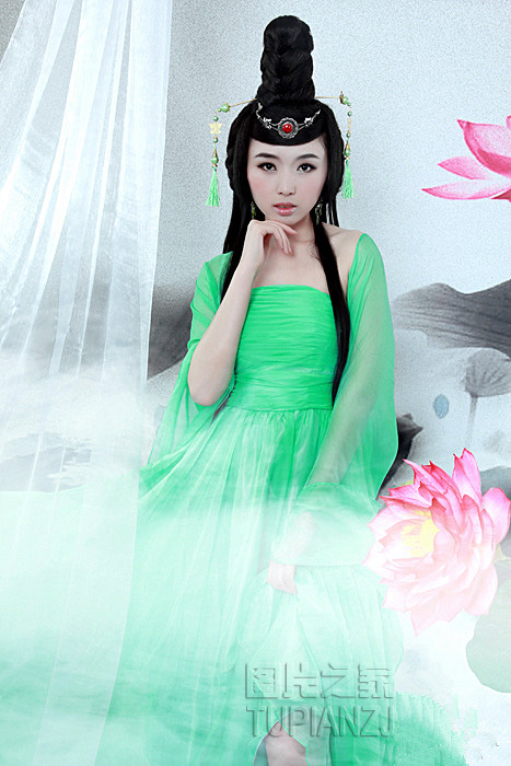 古典绿衣性感少女图片 妩媚引遐想