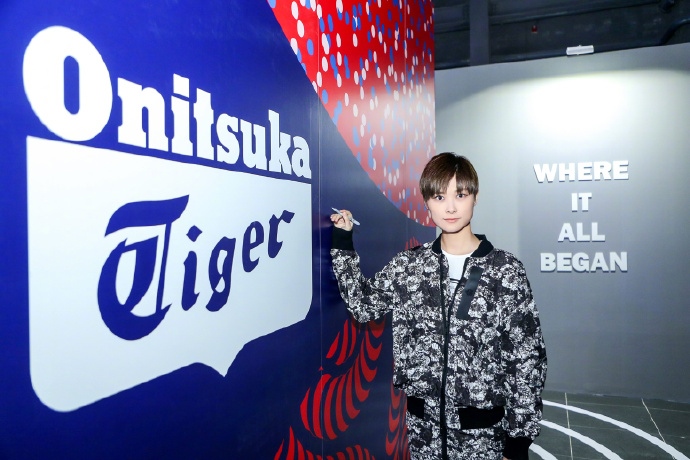 时尚运动装美女李宇春品牌服饰代言人明星写真图片