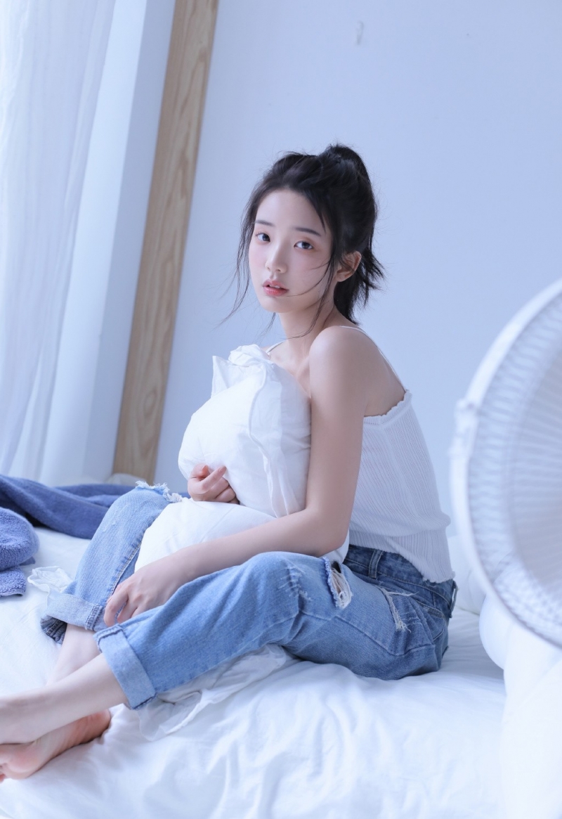 性感绝色美女细腻牛奶肌白嫩写真集