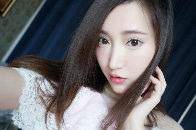 [美腿宝贝]长腿女神若兮长筒袜美图 丝袜诱惑人体艺术写真