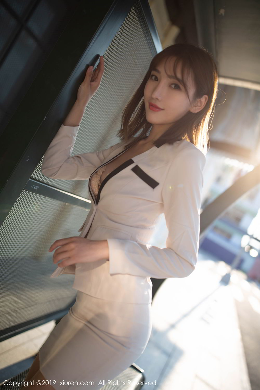 美女深v职业装超短裙亚洲大胆人休艺术