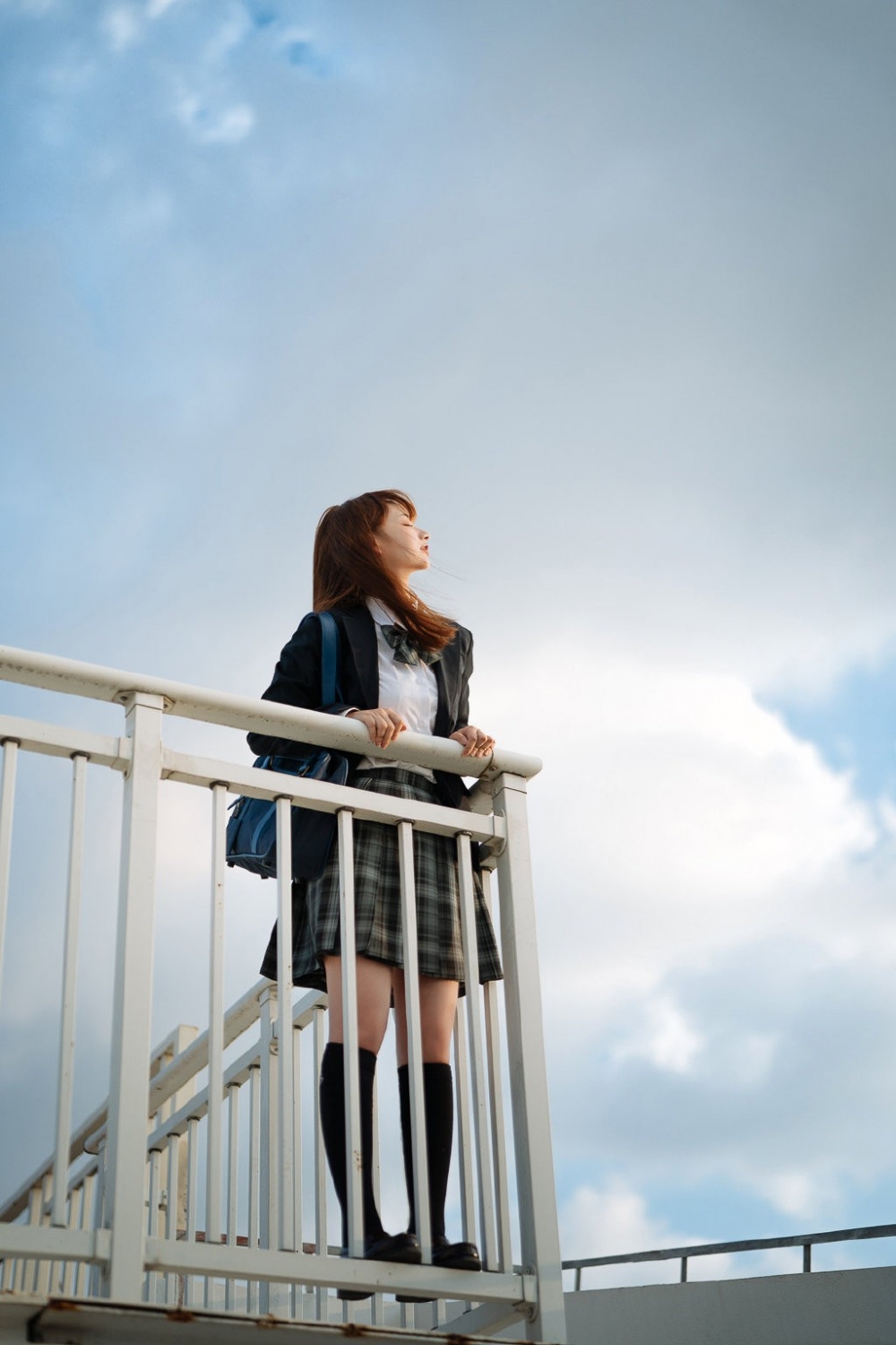 户外街拍制服美少女黑丝美腿青涩养眼校园生活写真