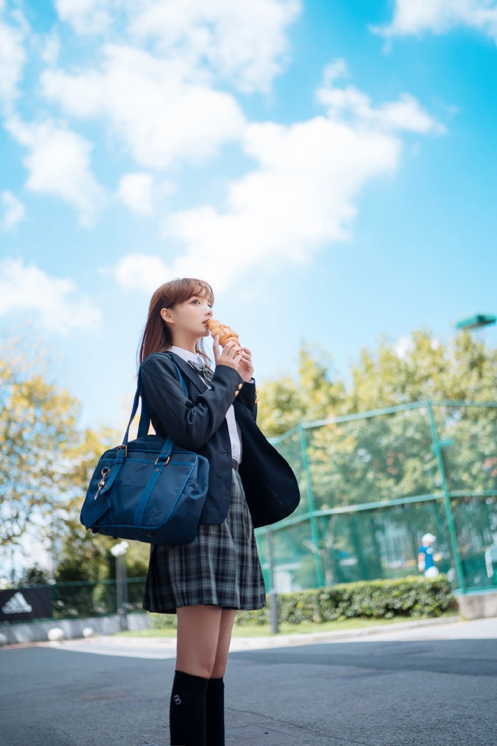 户外街拍制服美少女黑丝美腿青涩养眼校园生活写真