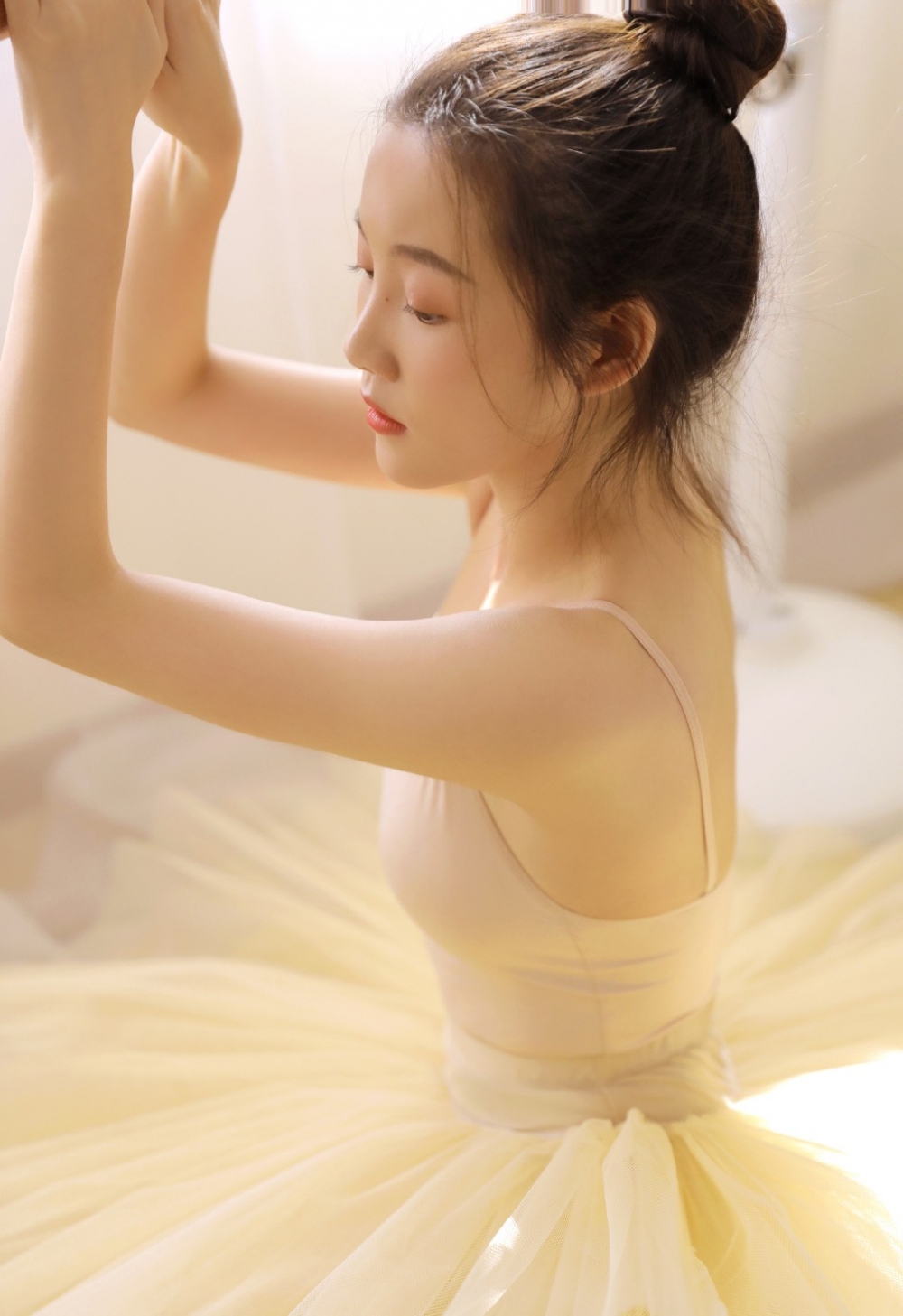 年轻的舞蹈美女老师露背白丝玉足美腿写真图片