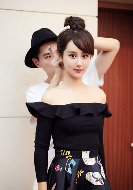 杨紫晒性感唯美照 妆容精致宛如真人芭比